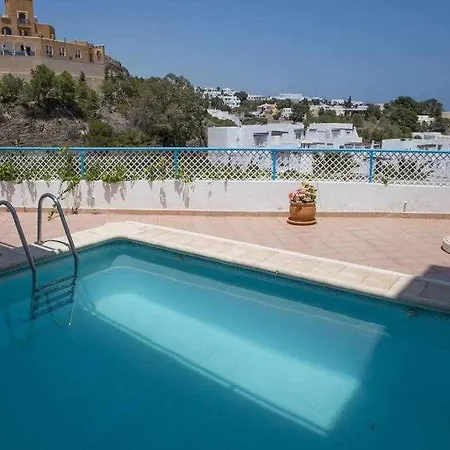 Moderna Casa De 3 Con Hermosas Vistas