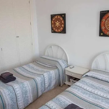 Moderna Casa De 3 Con Hermosas Vistas