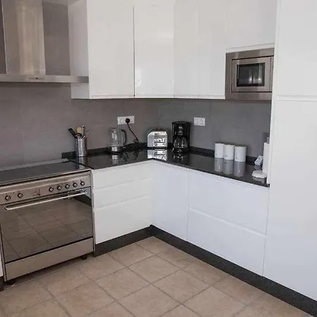 Moderna Casa De 3 Con Hermosas Vistas