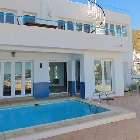 Moderna Casa De 3 Con Hermosas Vistas